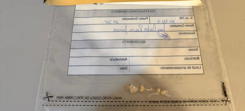 Polícia Militar apreende sacola com pedras de crack em linha férrea no Centro de Santos Dumont